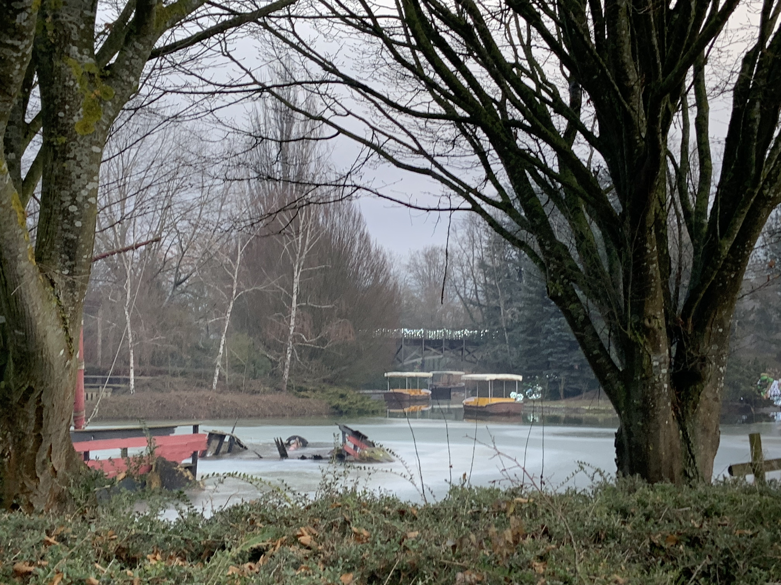 Visuel - Décor en bois en état de délabrement avancé (Décembre 2022).